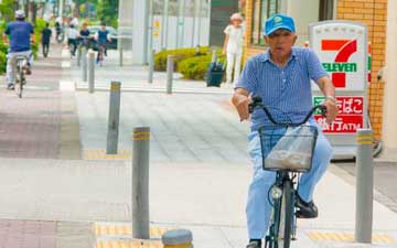 男性は大阪に自転車に乗りました。